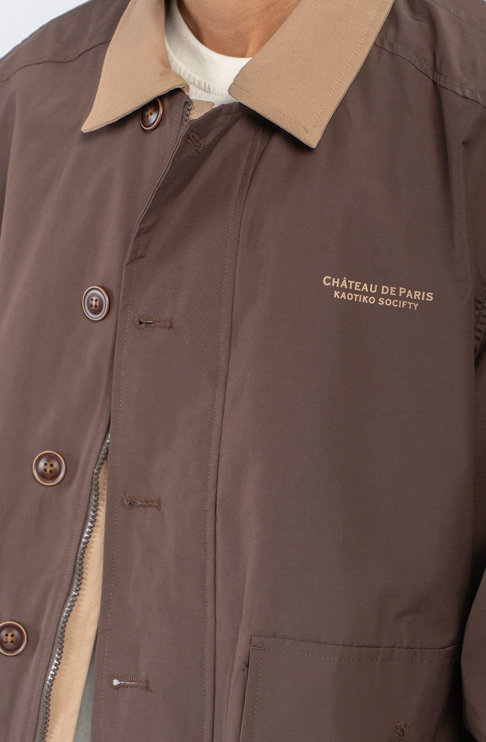Chaqueta Chateau Paris Brown marrón con cuello camel y gráfico floral Hotel Belle Époque Château de Paris en la espalda.