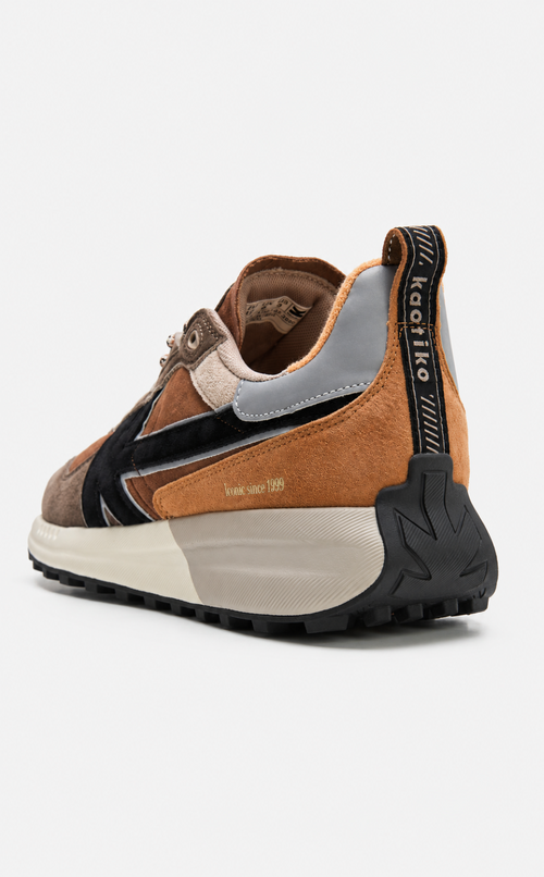 Zapatillas Vancouver Multi Suede Brown en ante y materiales combinados, con detalles marrones, camel, taupe y negro y logo Kaotiko lateral.