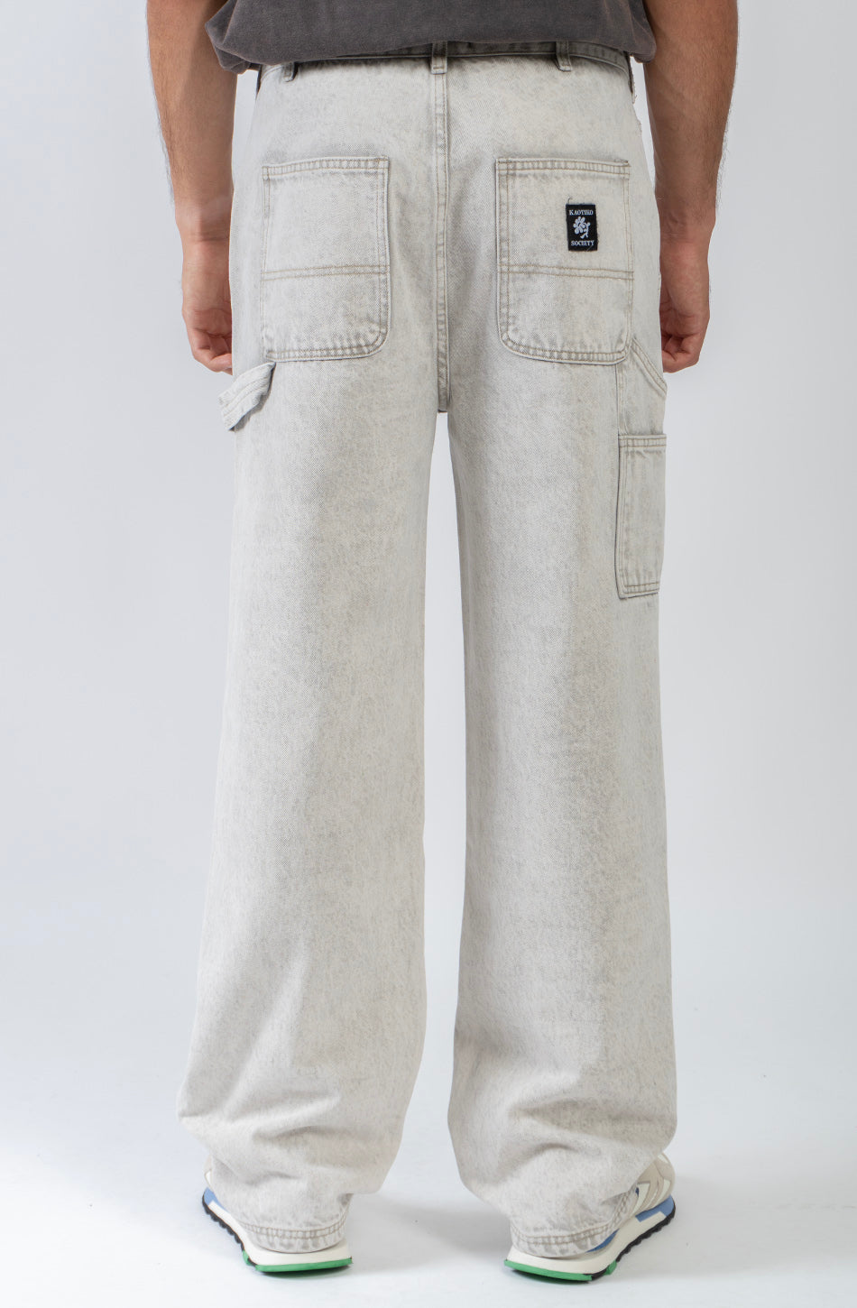 Pantalón carpenter unisex color gris lavado con bolsillos utilitarios.