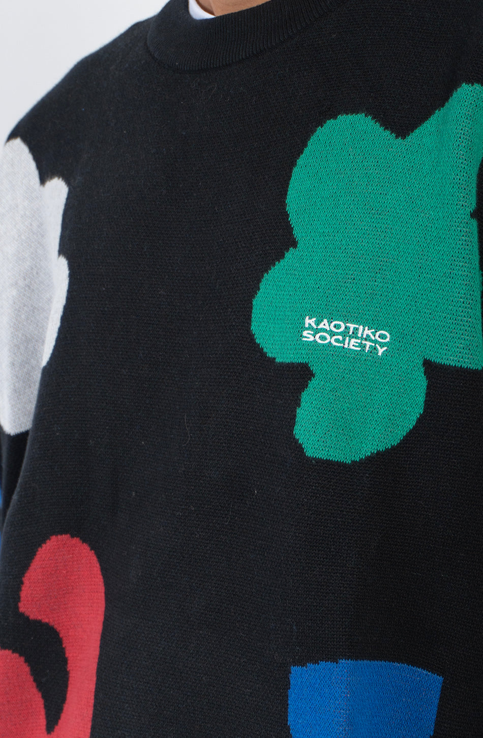 Jersey negro Kaotiko Black Breeze con gráficos geométricos multicolor y cuello redondo.
