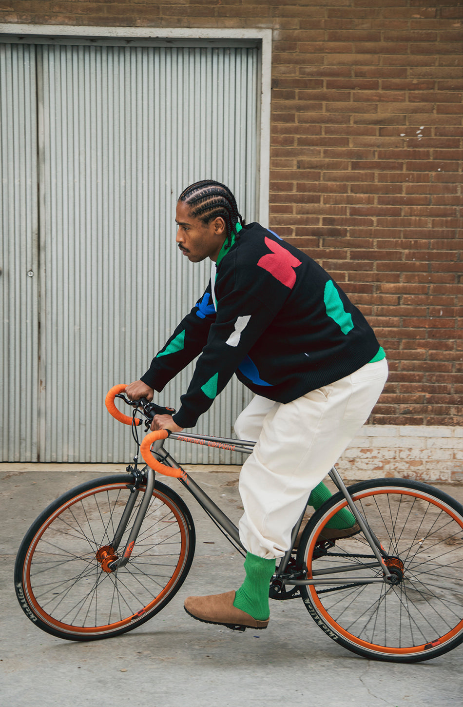 Jersey negro Kaotiko Black Breeze con gráficos geométricos multicolor y cuello redondo.