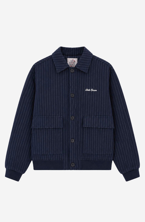 Chaqueta Belle Époque navy de raya diplomática blanca con botones, bolsillos frontales y bordado Hotel Belle Époque en la espalda.
