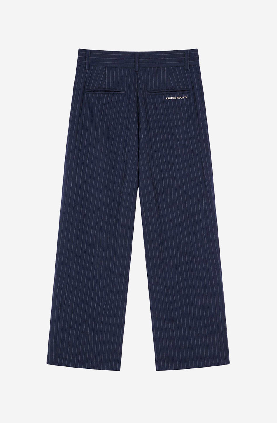 Pantalón Belle Époque navy de raya diplomática blanca con pinzas delanteras, pernera ancha y detalle Kaotiko Society trasero.