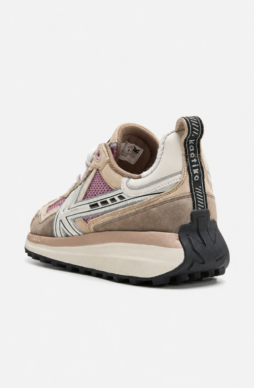 Zapatillas Kaotiko Detroit Tech Otter en tonos beige y marrón con malla rosa, detalles en blanco roto, logo lateral y suela elevada.