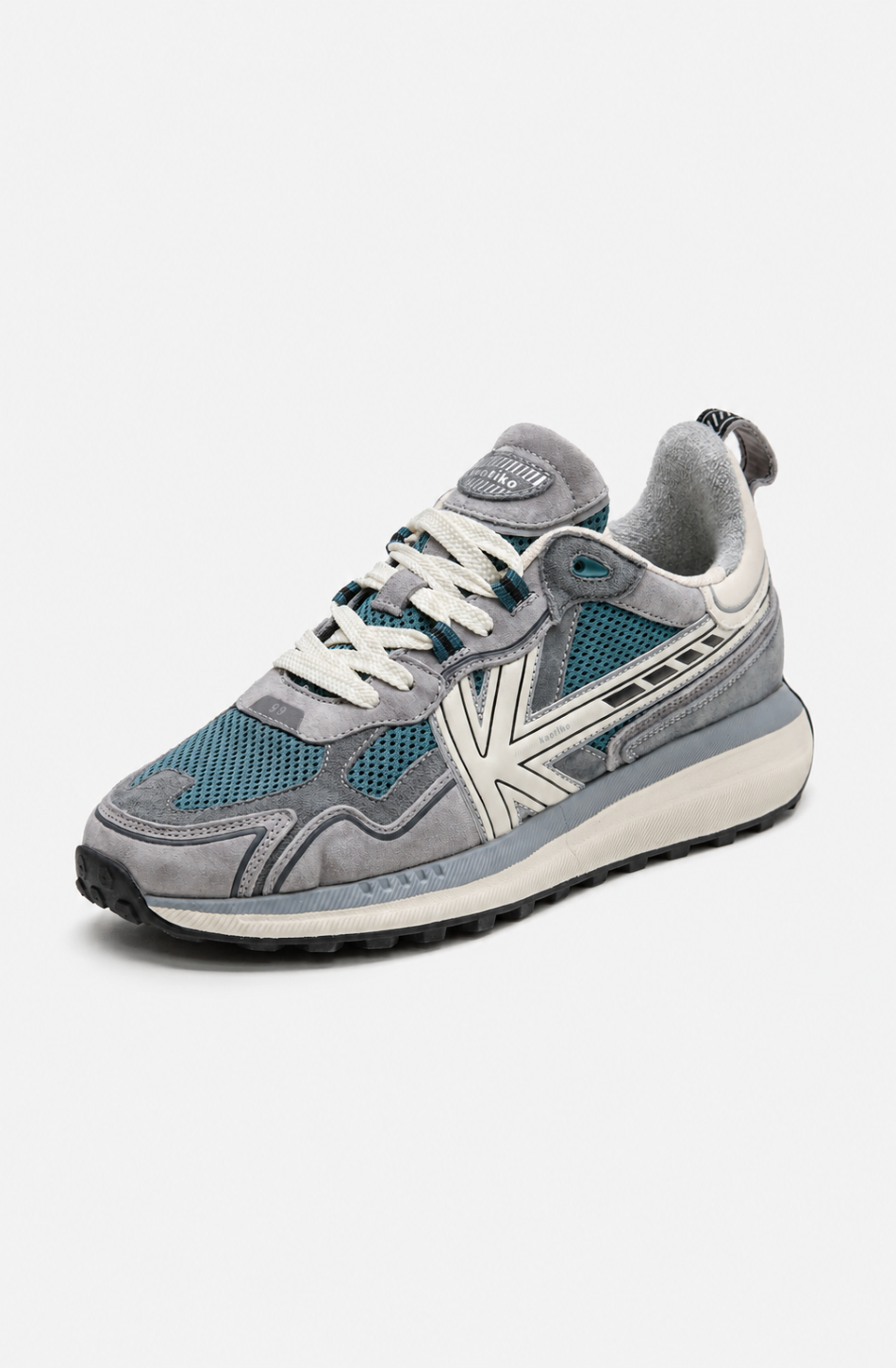 Zapatillas Kaotiko Vancouver Tech Mid Grey en tonos grises con malla verde petróleo, detalles en blanco roto, logo lateral y suela elevada.
