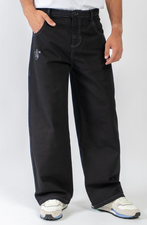 Pantalón unisex de denim negro con ilustraciones bordadas.