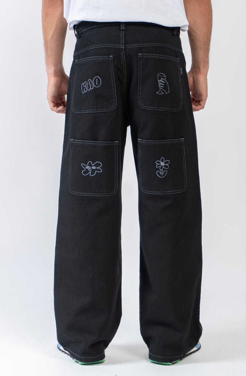 Pantalón unisex de denim negro con ilustraciones bordadas.