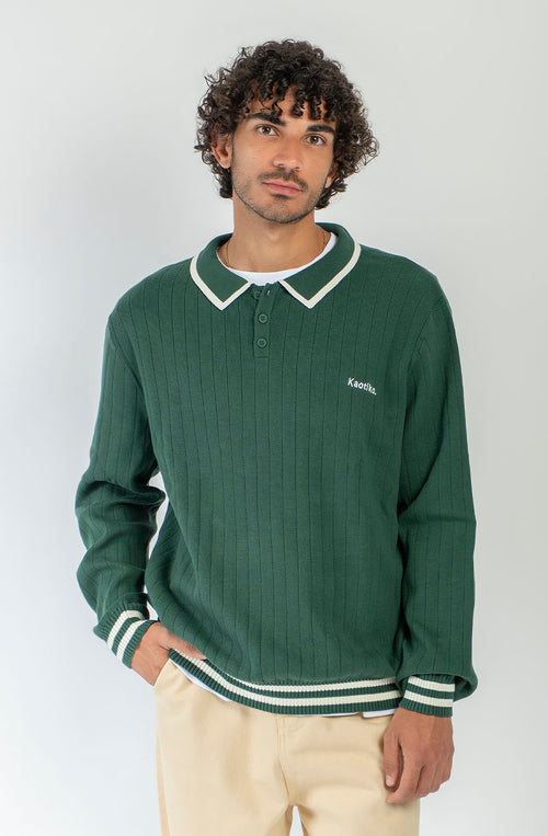 Polo unisex de punto verde de canalé con cuello de botones, detalles en contraste color crudo y bordado Kaotiko en el pecho.