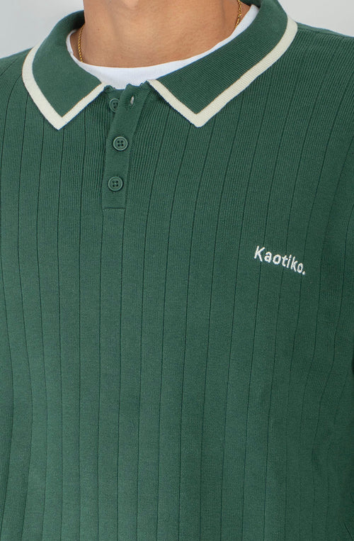 Polo unisex de punto verde de canalé con cuello de botones, detalles en contraste color crudo y bordado Kaotiko en el pecho.