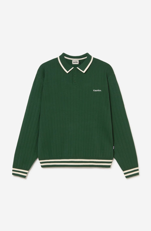 Polo unisex de punto verde de canalé con cuello de botones, detalles en contraste color crudo y bordado Kaotiko en el pecho.