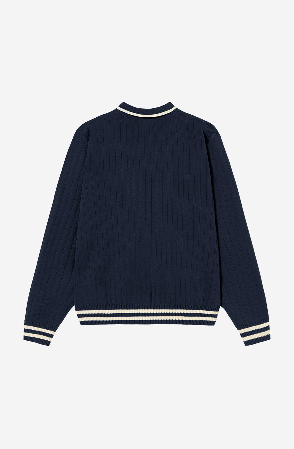 Polo unisex de punto azul marino de canalé con cuello de botones, detalles en contraste color crudo y bordado Kaotiko en el pecho.