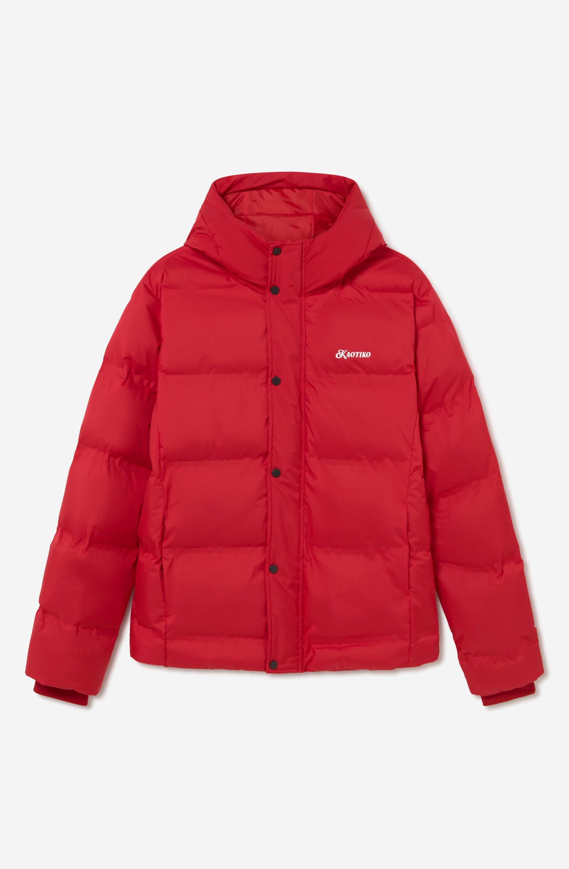 Chaqueta acolchada roja con capucha, cierre frontal con botones y logo Kaotiko bordado en el pecho.