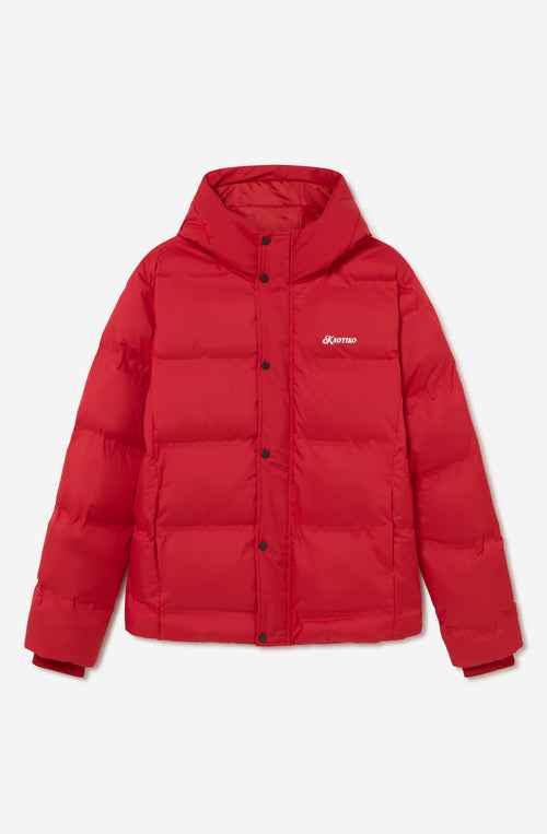 Chaqueta acolchada roja con capucha, cierre frontal con botones y logo Kaotiko bordado en el pecho.