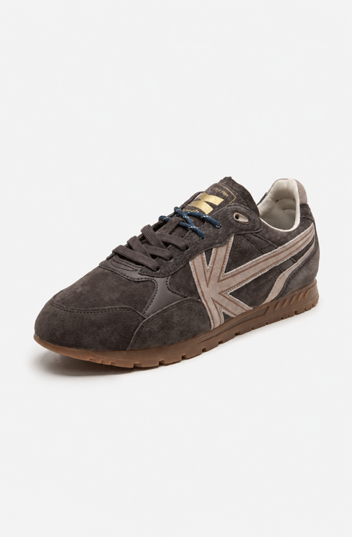 Zapatillas Seattle Dk Brown en ante marrón oscuro, con logo Kaotiko lateral en beige, suela de goma y bordado Iconic since 1999.