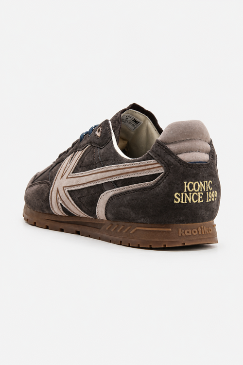 Zapatillas Seattle Dk Brown en ante marrón oscuro, con logo Kaotiko lateral en beige, suela de goma y bordado Iconic since 1999.