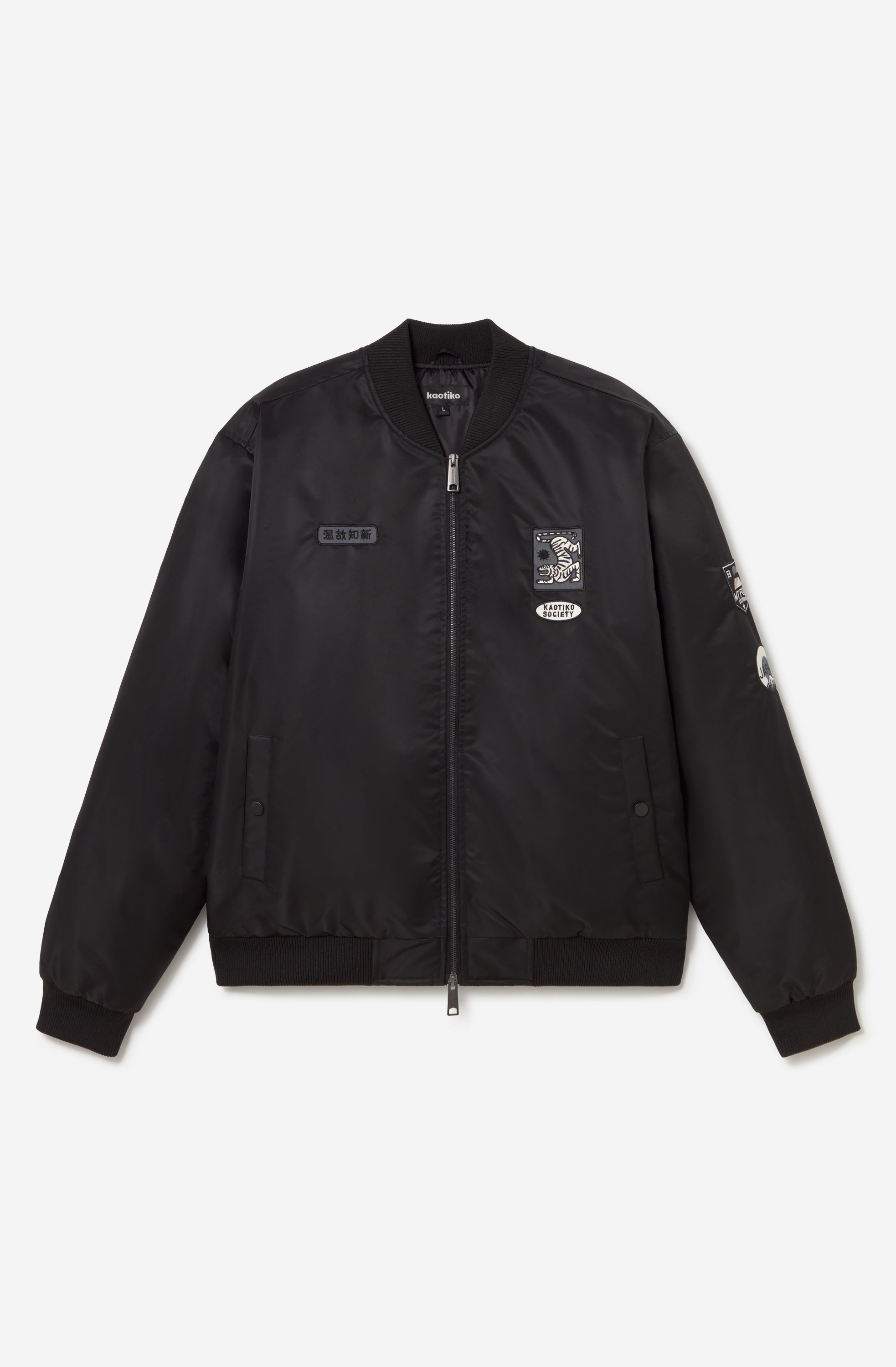 Chaqueta bomber negra Asakusa con parches bordados y gráfico de tigre de inspiración japonesa en la espalda.