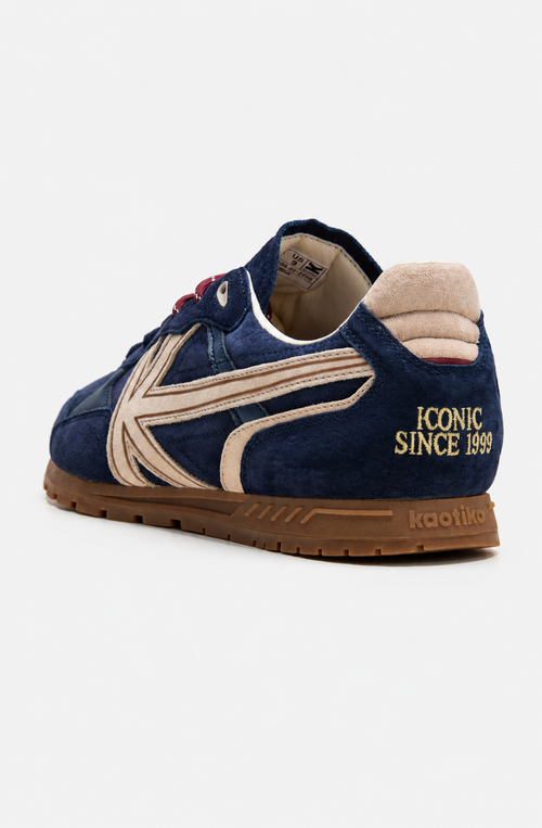 Zapatillas Seattle Dk Navy en azul marino con paneles efecto ante, detalles beige, cordones en contraste y suela de goma marrón.