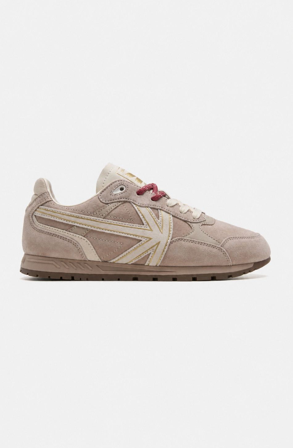 Zapatillas Seattle Earth en tonos beige y arena con paneles efecto ante, logo lateral, cordones crudos y burdeos y suela tono tierra.