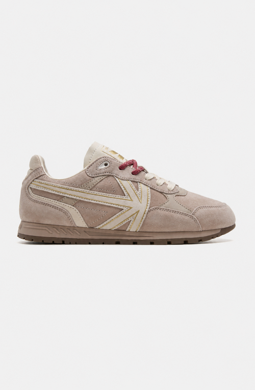 Zapatillas Seattle Earth en tonos beige y arena con paneles efecto ante, logo lateral, cordones crudos y burdeos y suela tono tierra.