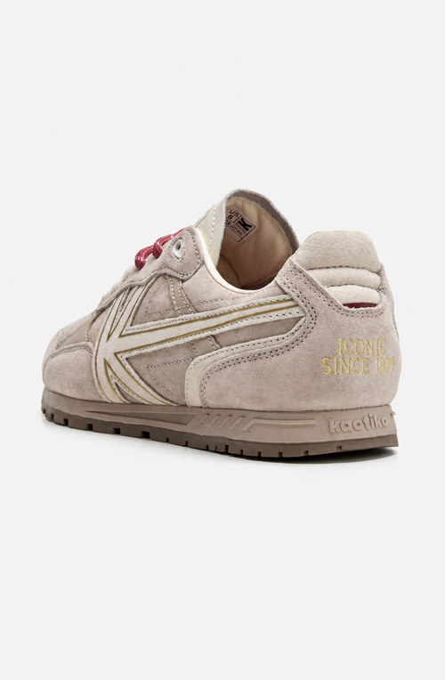 Zapatillas Seattle Earth en tonos beige y arena con paneles efecto ante, logo lateral, cordones crudos y burdeos y suela tono tierra.