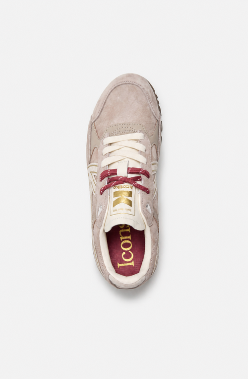 Zapatillas Seattle Earth en tonos beige y arena con paneles efecto ante, logo lateral, cordones crudos y burdeos y suela tono tierra.