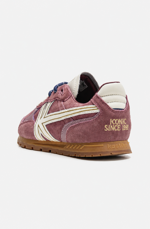 Zapatillas Seattle Muave en tono malva con paneles efecto ante, logo lateral crudo, cordones crudos y azul marino y suela de goma marrón.