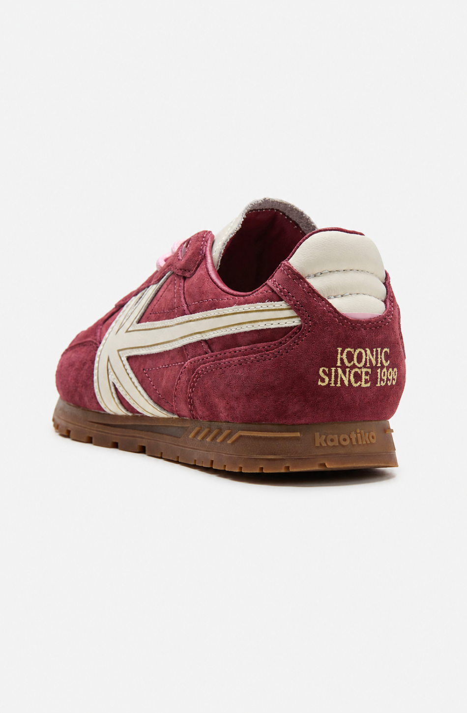 Zapatillas Seattle Woman Bordeaux en burdeos con paneles efecto ante, logo lateral crudo, cordones crudos y rosa y suela de goma marrón.