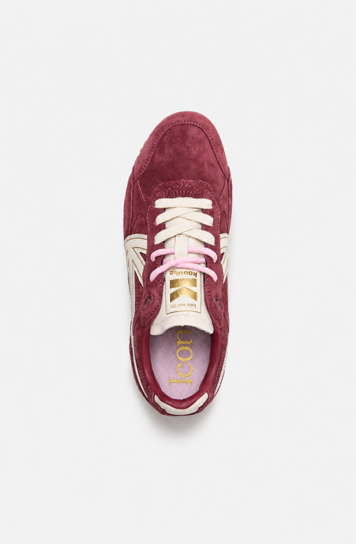 Zapatillas Seattle Woman Bordeaux en burdeos con paneles efecto ante, logo lateral crudo, cordones crudos y rosa y suela de goma marrón.