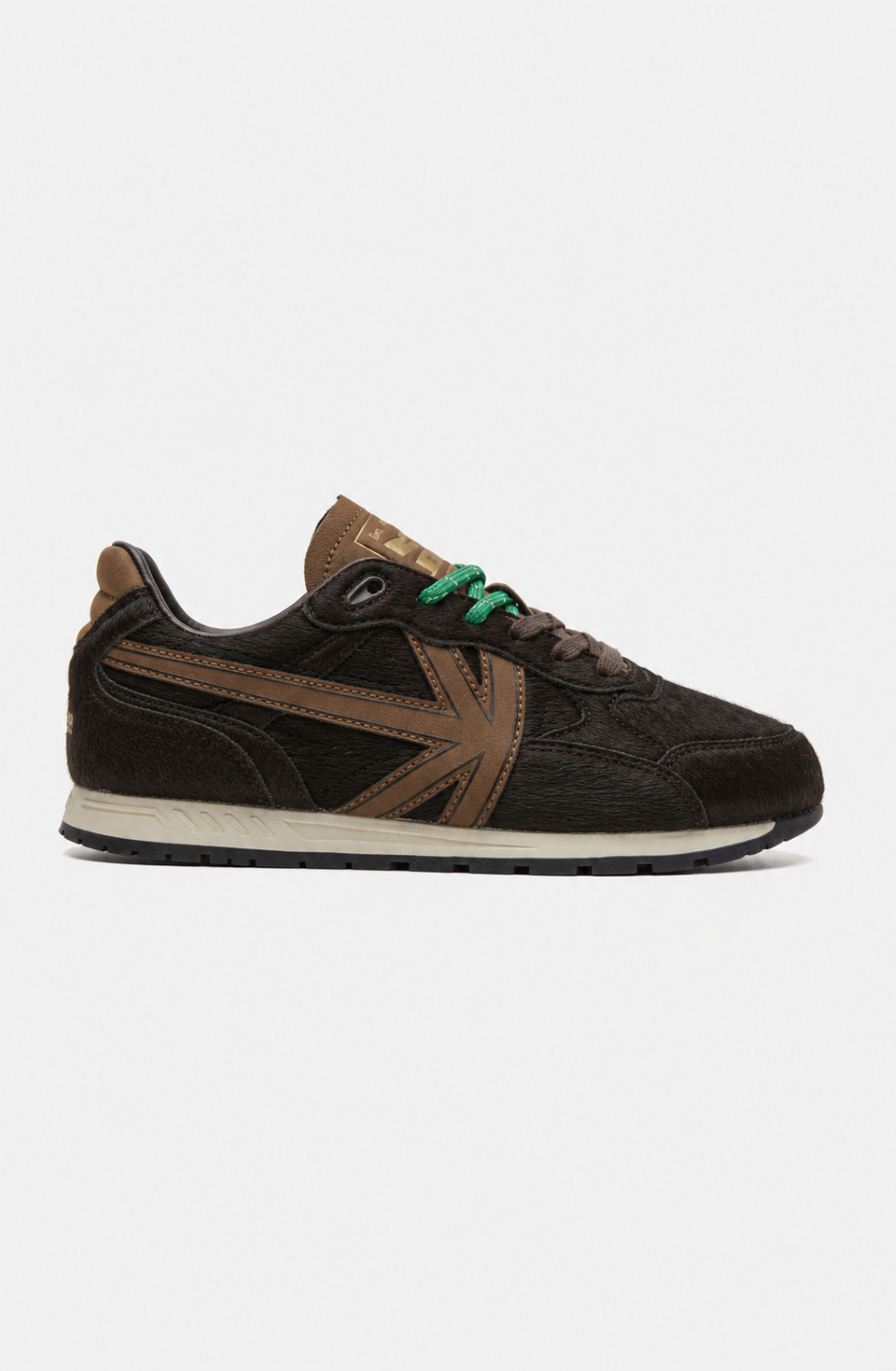 Zapatillas Seattle Pony Brown con acabado de pelo marrón oscuro, logo lateral marrón, cordones verdes y mediasuela en tono crudo.