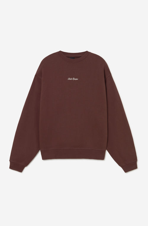 Sudadera oversize marrón de cuello redondo con bordado Belle Époque y gráfico de hotel parisino en la espalda.