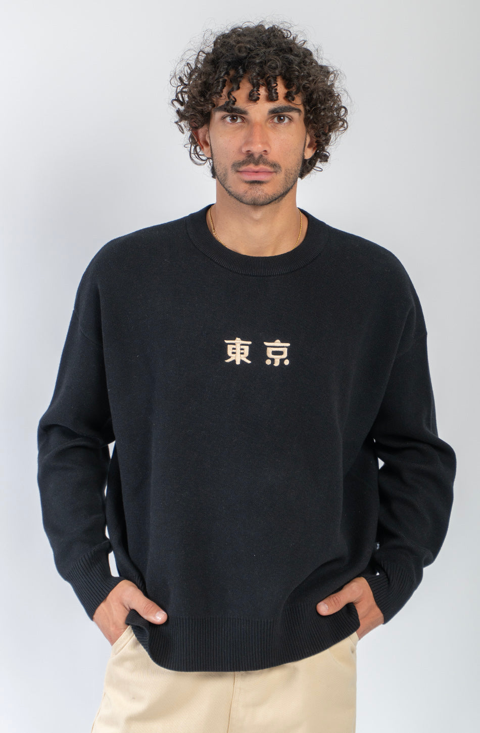 Jersey unisex de punto negro con detalle de caracteres japoneses en el pecho y gran jacquard de una rana con gráficos inspirados en Japón en la espalda.
