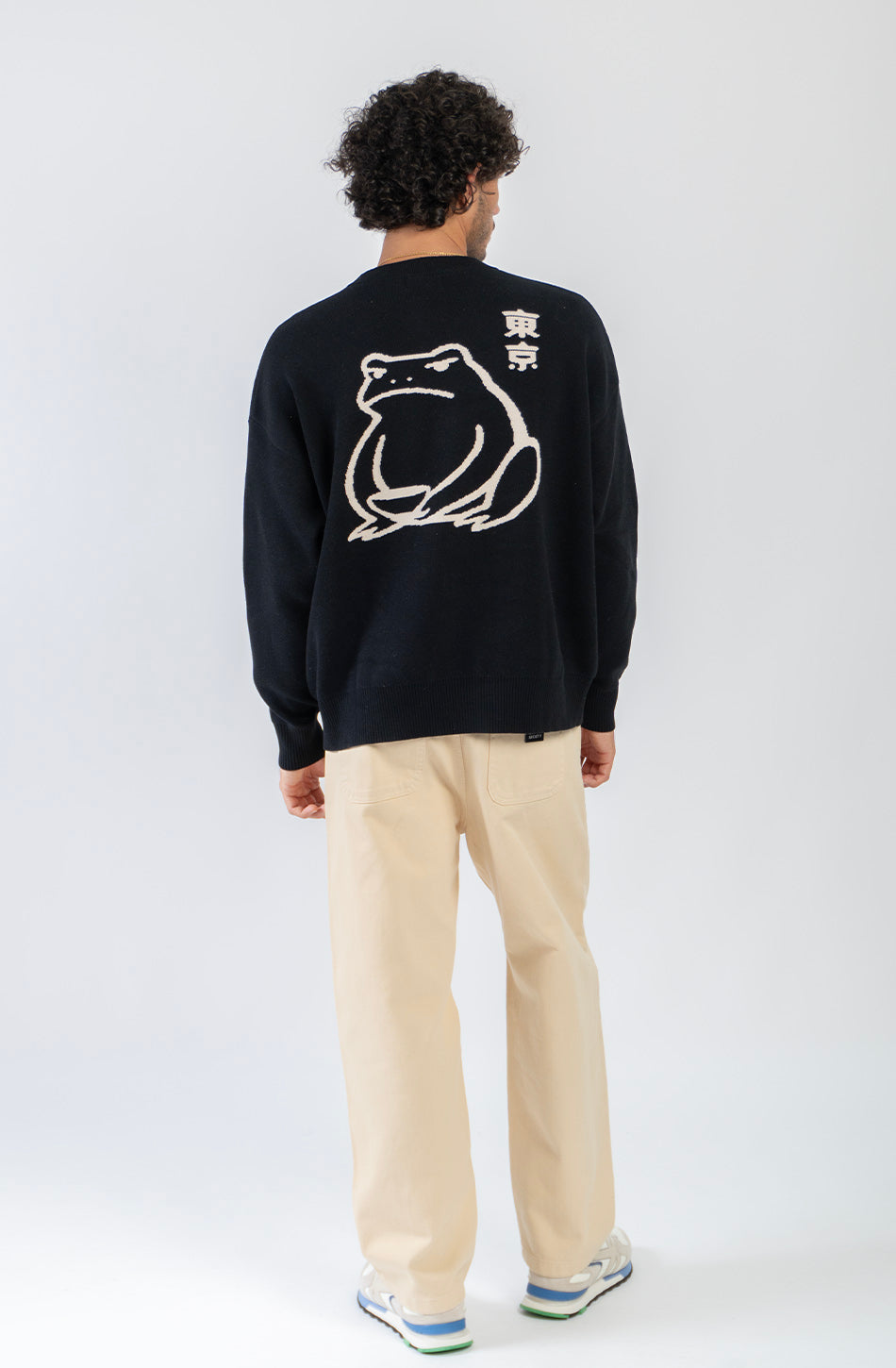 Jersey unisex de punto negro con detalle de caracteres japoneses en el pecho y gran jacquard de una rana con gráficos inspirados en Japón en la espalda.