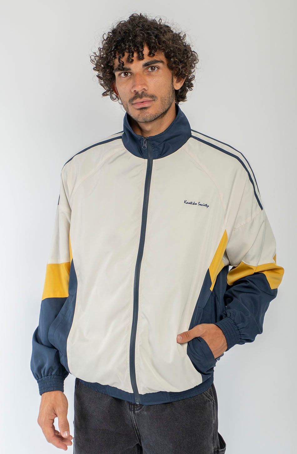 Chaqueta Retro Ski en marfil, vanilla y azul marino con diseño color block, cremallera a contraste y logo Kaotiko Society.