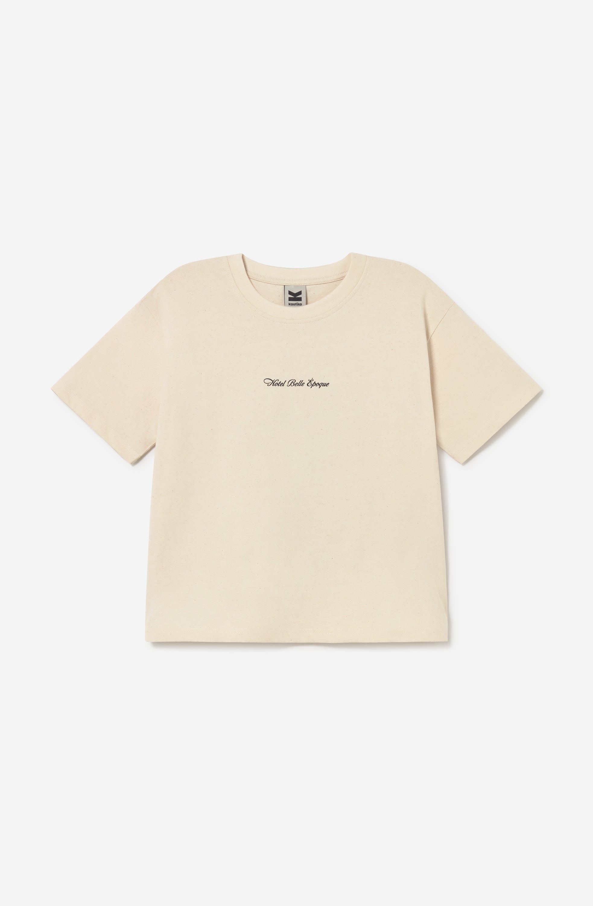 Camiseta relaxed fit de algodón orgánico color ivory con logo Hotel Belle Époque en el pecho y gran ilustración vintage de un botones con perros y equipaje en la espalda.