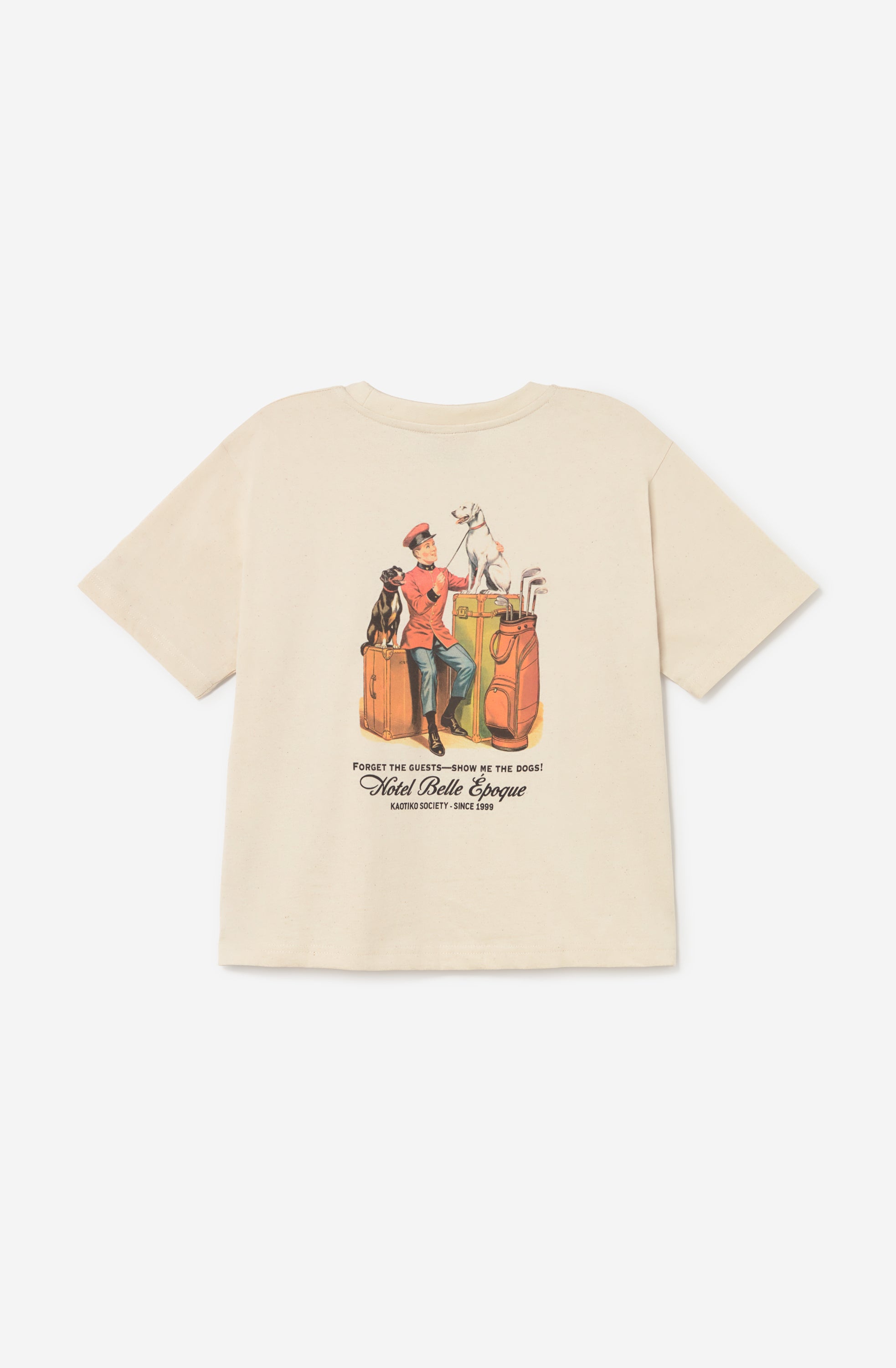 Camiseta relaxed fit de algodón orgánico color ivory con logo Hotel Belle Époque en el pecho y gran ilustración vintage de un botones con perros y equipaje en la espalda.