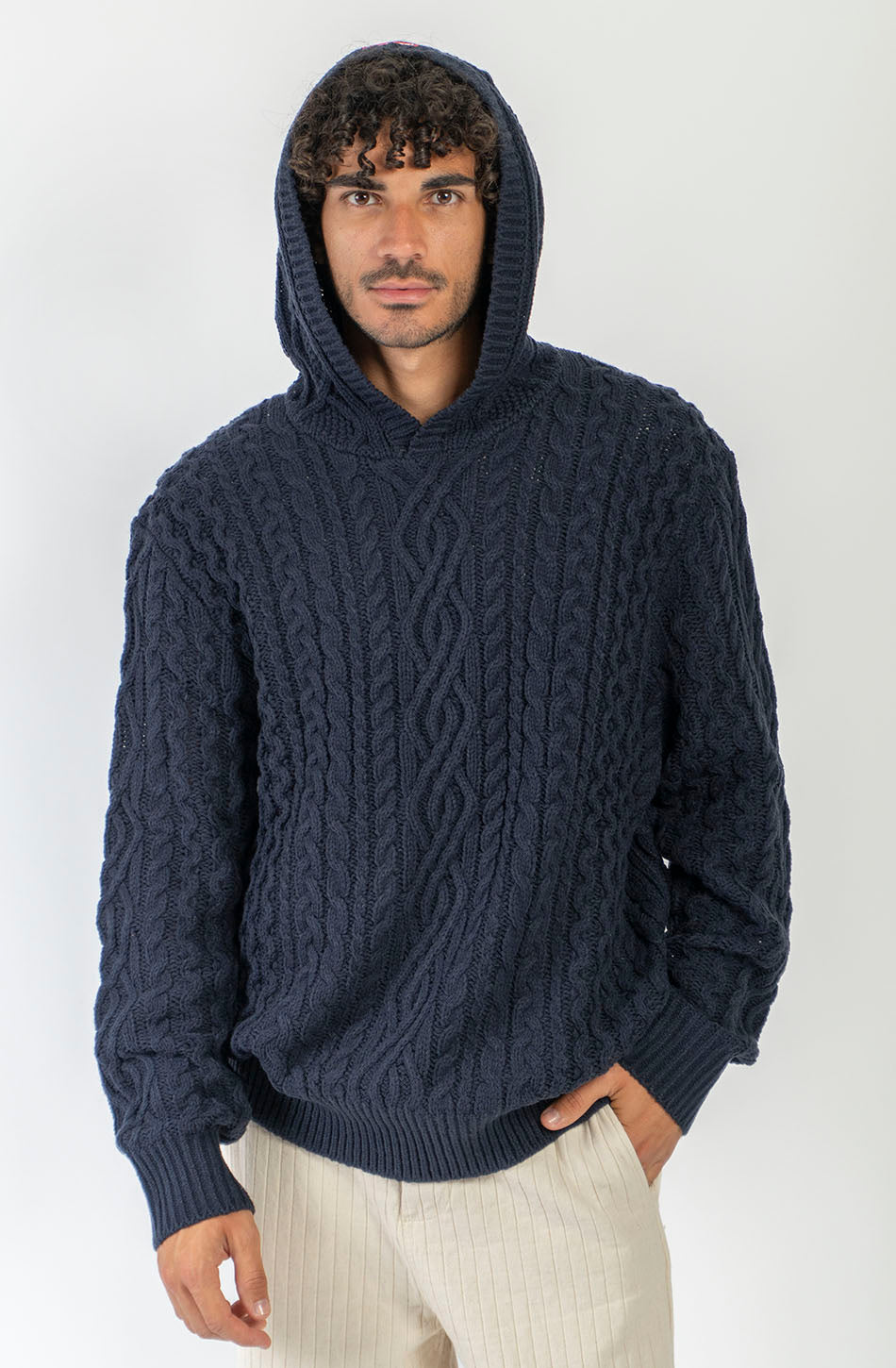 Sudadera unisex de punto trenzado azul marino con capucha y fit relajado de inspiración après ski.