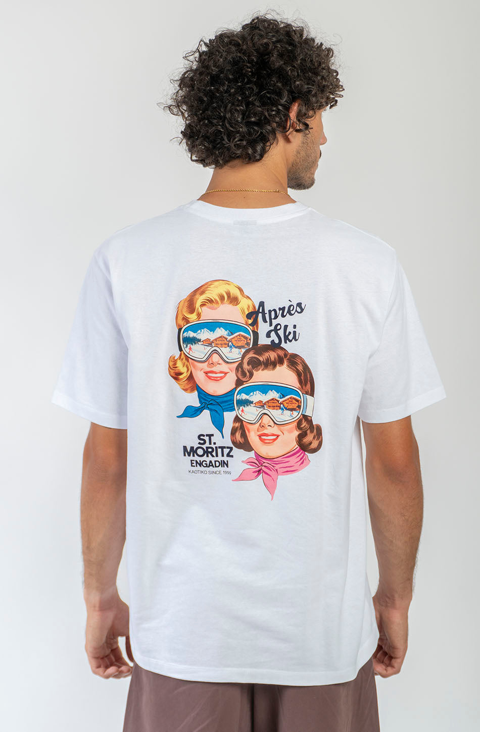 Camiseta Regular Fit St. Moritz White unisex con gráfico rétro inspirado en el estilo après-ski de Kaotiko BCN