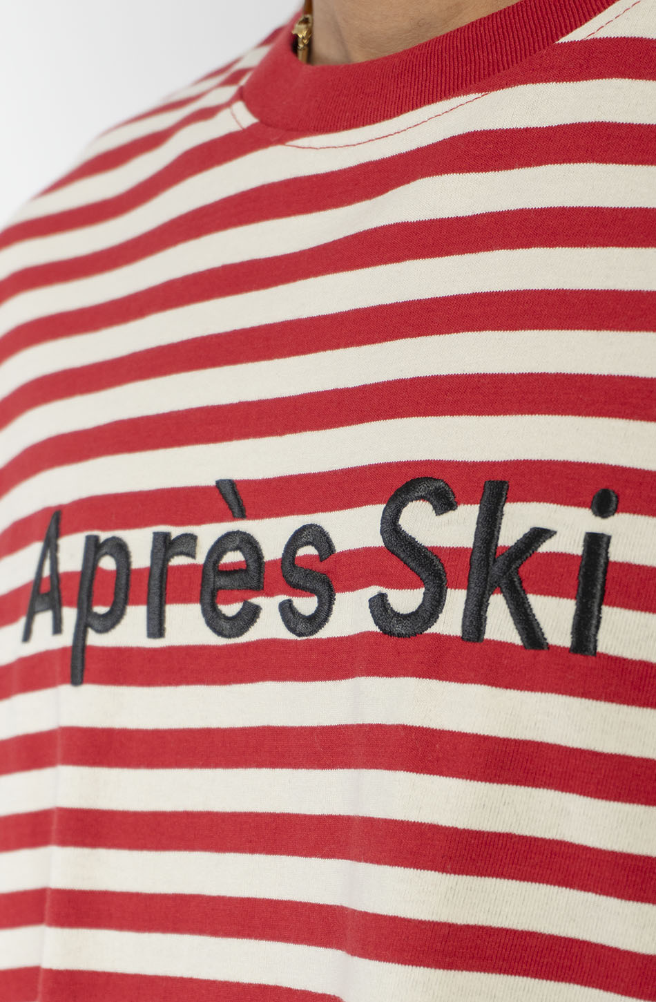 Camiseta Stripes Apres Ski Ivory Burgundy unisex de rayas rojas e ivory con bordado frontal