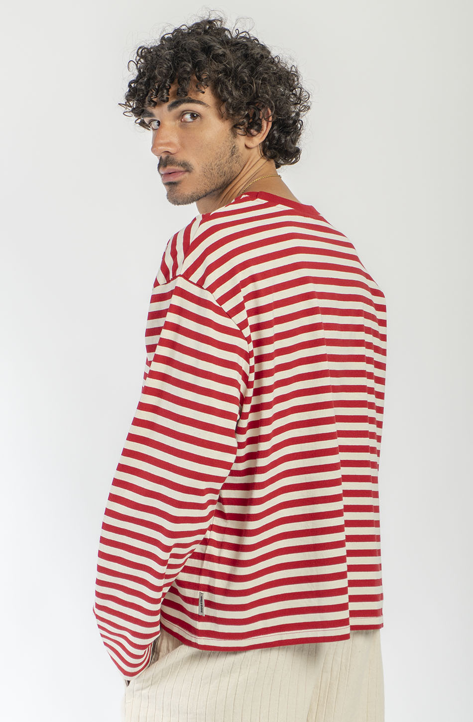 Camiseta Stripes Apres Ski Ivory Burgundy unisex de rayas rojas e ivory con bordado frontal