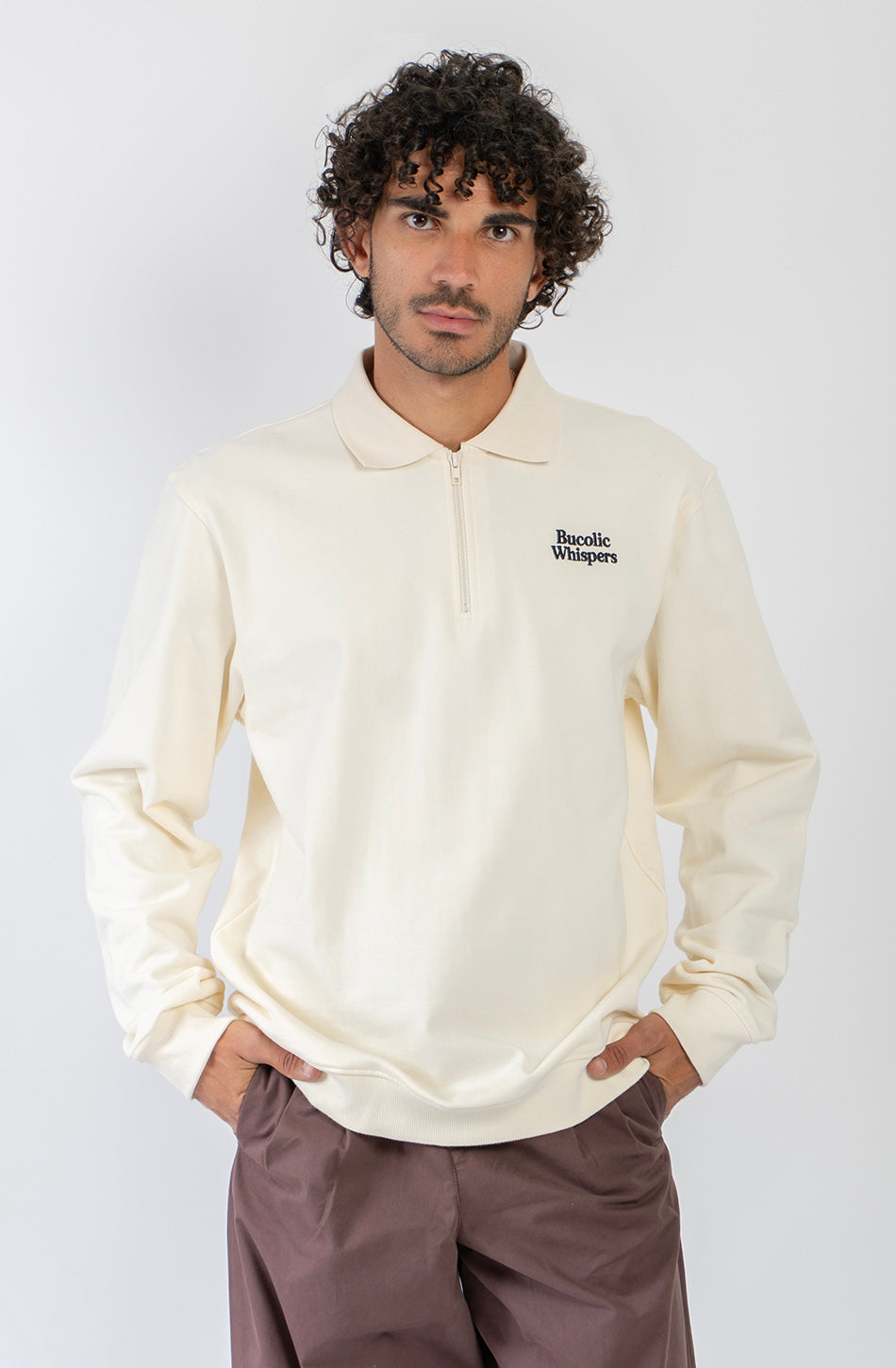 Sudadera zipper ivory con cuello polo, logo Bucolic Whispers en el pecho y bordado floral en la espalda.