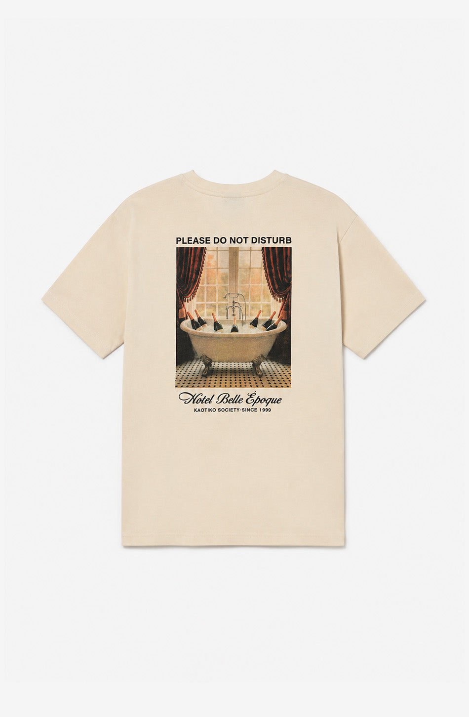 Camiseta Regular No Disturb Organic ivory con mensaje Please Do Not Disturb y gráfico Hotel Belle Époque en la espalda.