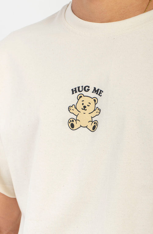 Camiseta Hug Station Natural de hombre con ilustración gráfica de una estación de abrazos en la espalda de Kaotiko BCN