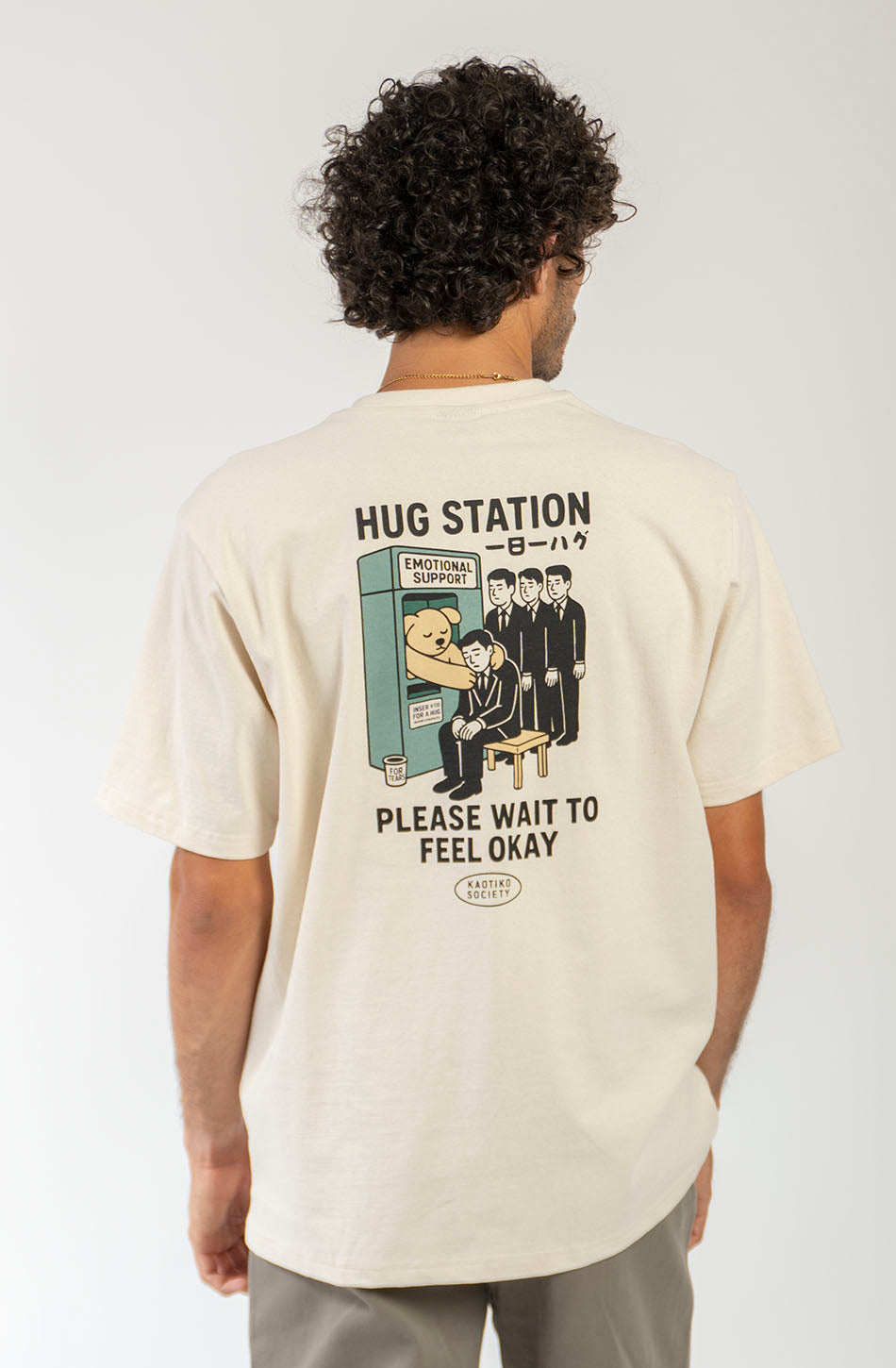 Camiseta Hug Station Natural de hombre con ilustración gráfica de una estación de abrazos en la espalda de Kaotiko BCN