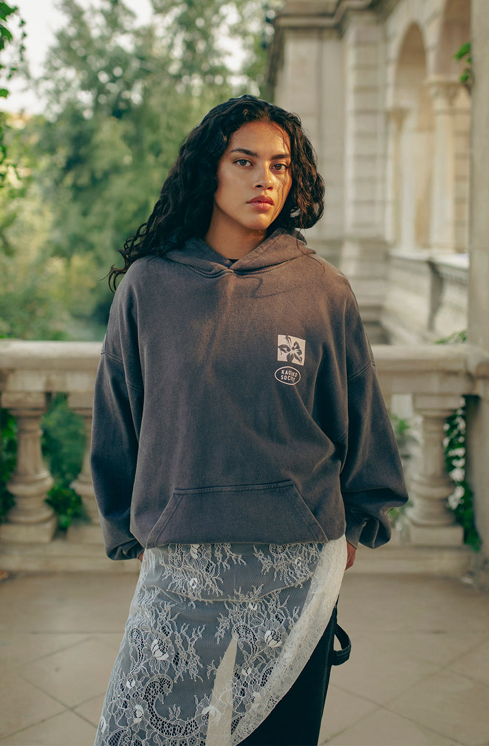 Sudadera oversize gris oscuro con acabado washed, capucha, bolsillo canguro y gráficos Bad Romance de Kaotiko Society.