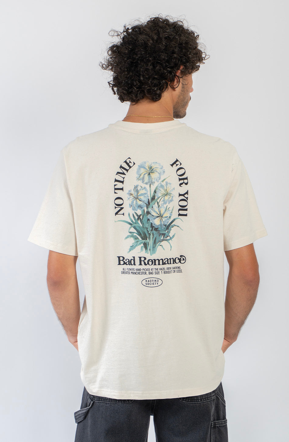 Camiseta No Time For You Tabacco de hombre con ilustración floral azul y estampado gráfico en la espalda de Kaotiko BCN
