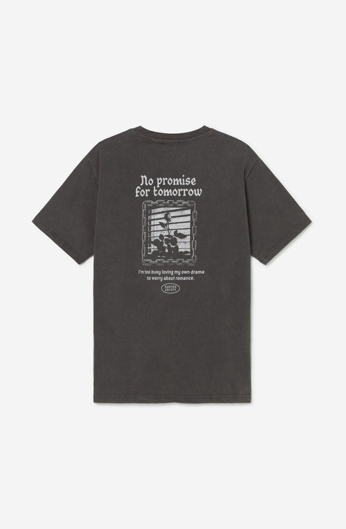 Camiseta negra con acabado washed, gráfico Bad Romance en el pecho y estampado No Promise For Tomorrow de Kaotiko Society en la espalda