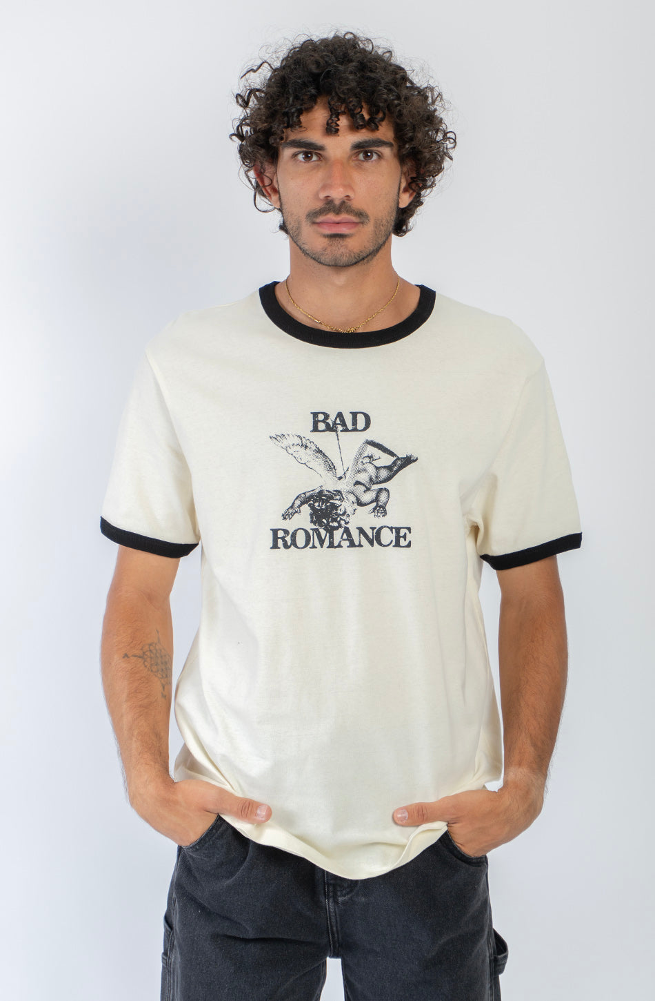 Camiseta Cupid Bad Romance Ivory unisex con diseño gráfico vintage Kaotiko BCN