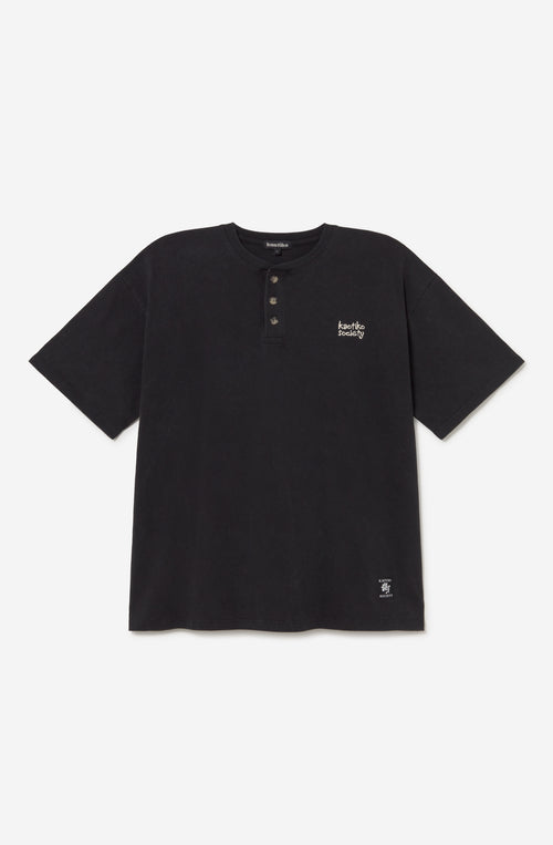 Camiseta Romance Washed Black unisex con acabado negro lavado, cuello henley con botones y bordado Kaotiko Society