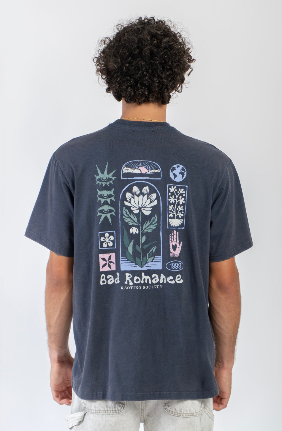 Camiseta Geometric Flower Sea Storm unisex azul tormenta con estampado floral geométrico artístico en la espalda