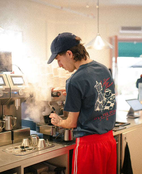 Ángel Blanco preparando café de especialidad con camiseta Kaotiko (insertar modelo) en Origo Barcelona
